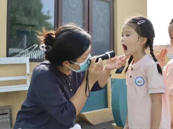 股腰包 幼儿园开学泪水变笑脸，家长配合暖心，孩子如何一周蜕变？
